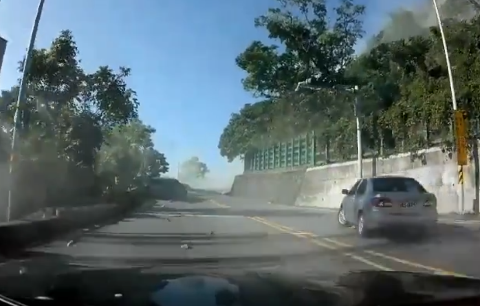 車Cam司機及後加速後退,成功閃避多塊石頭。