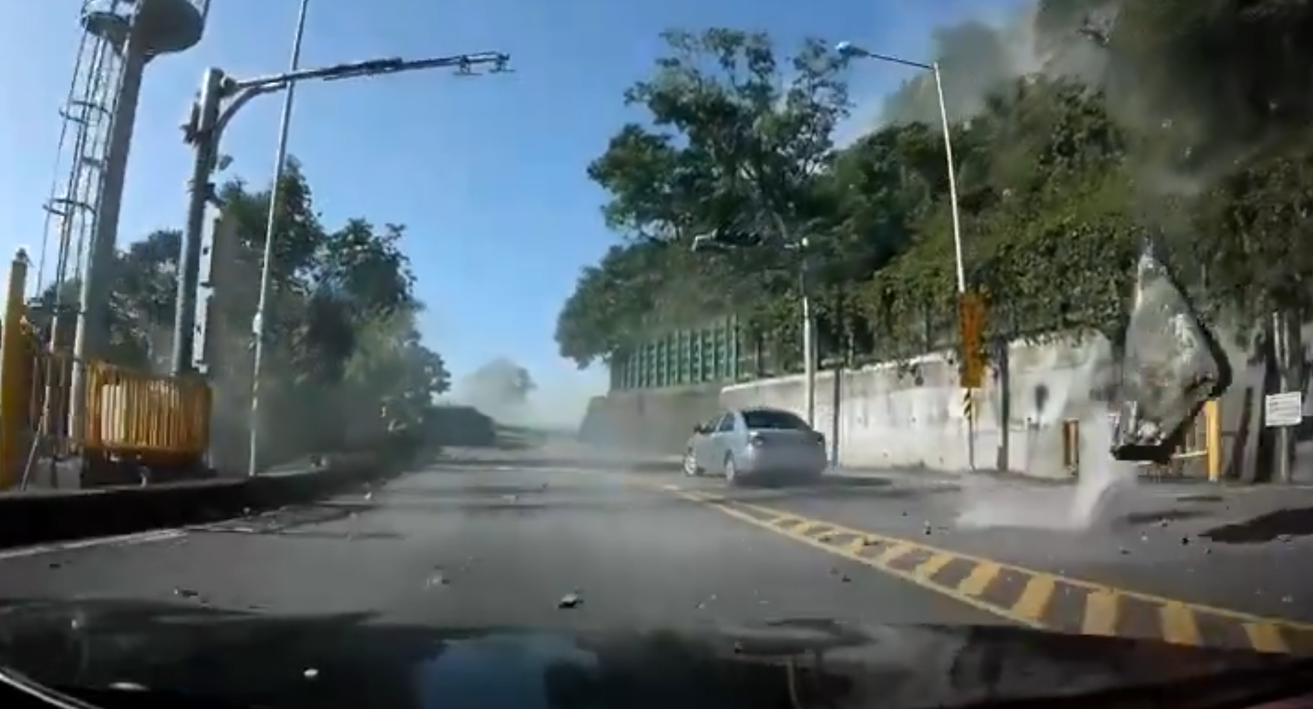 車Cam司機及後加速後退,成功閃避多塊石頭。