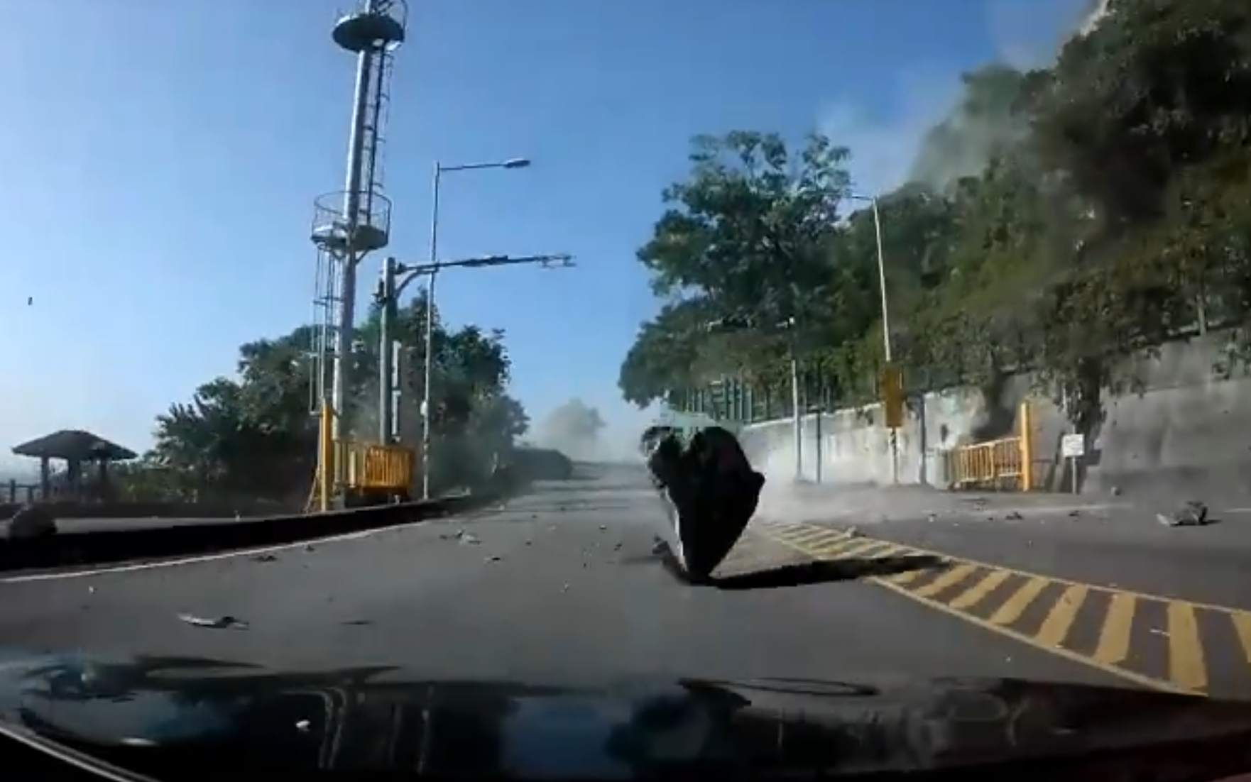 車Cam司機及後加速後退,成功閃避多塊石頭。