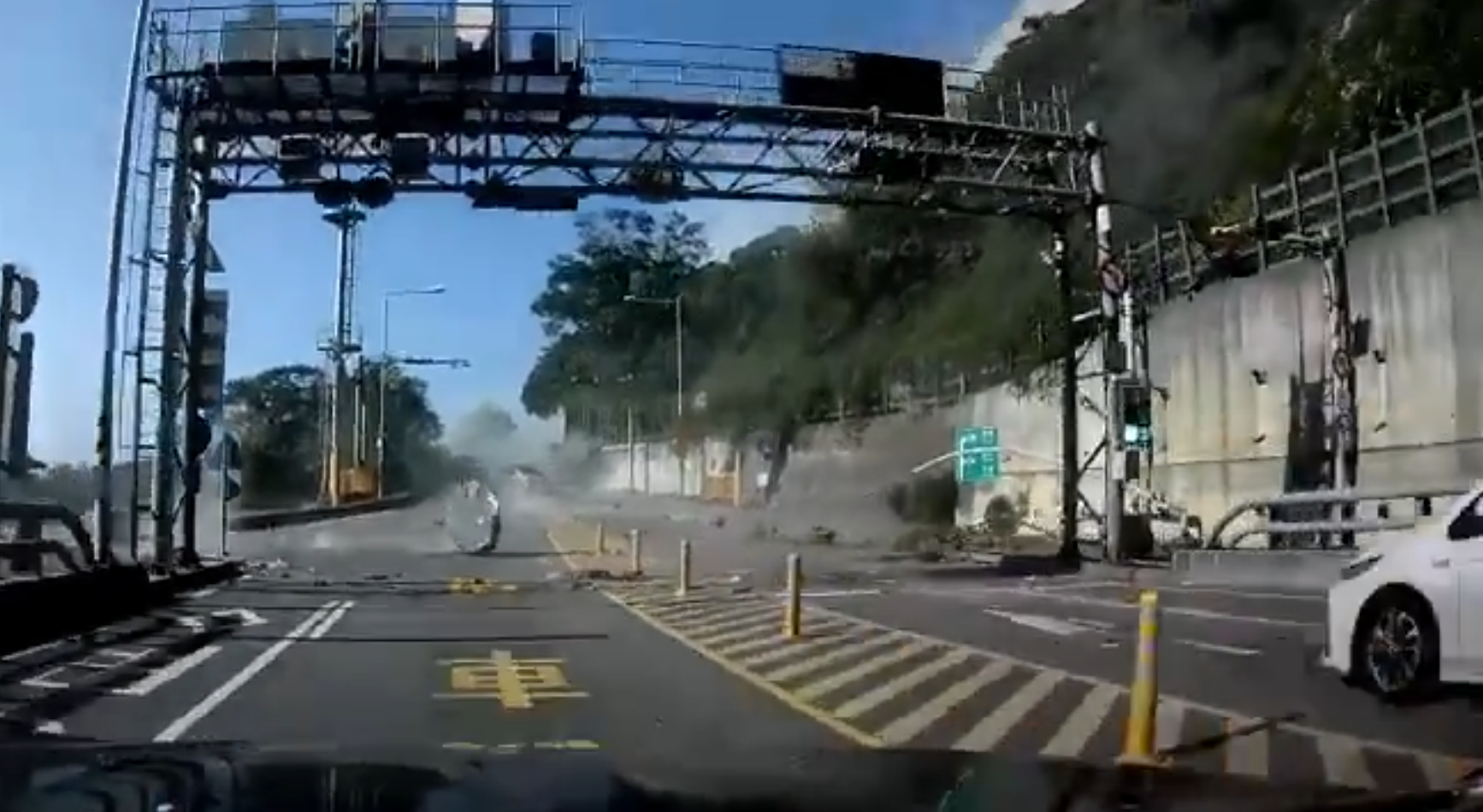 車Cam司機及後加速後退,成功閃避多塊石頭。