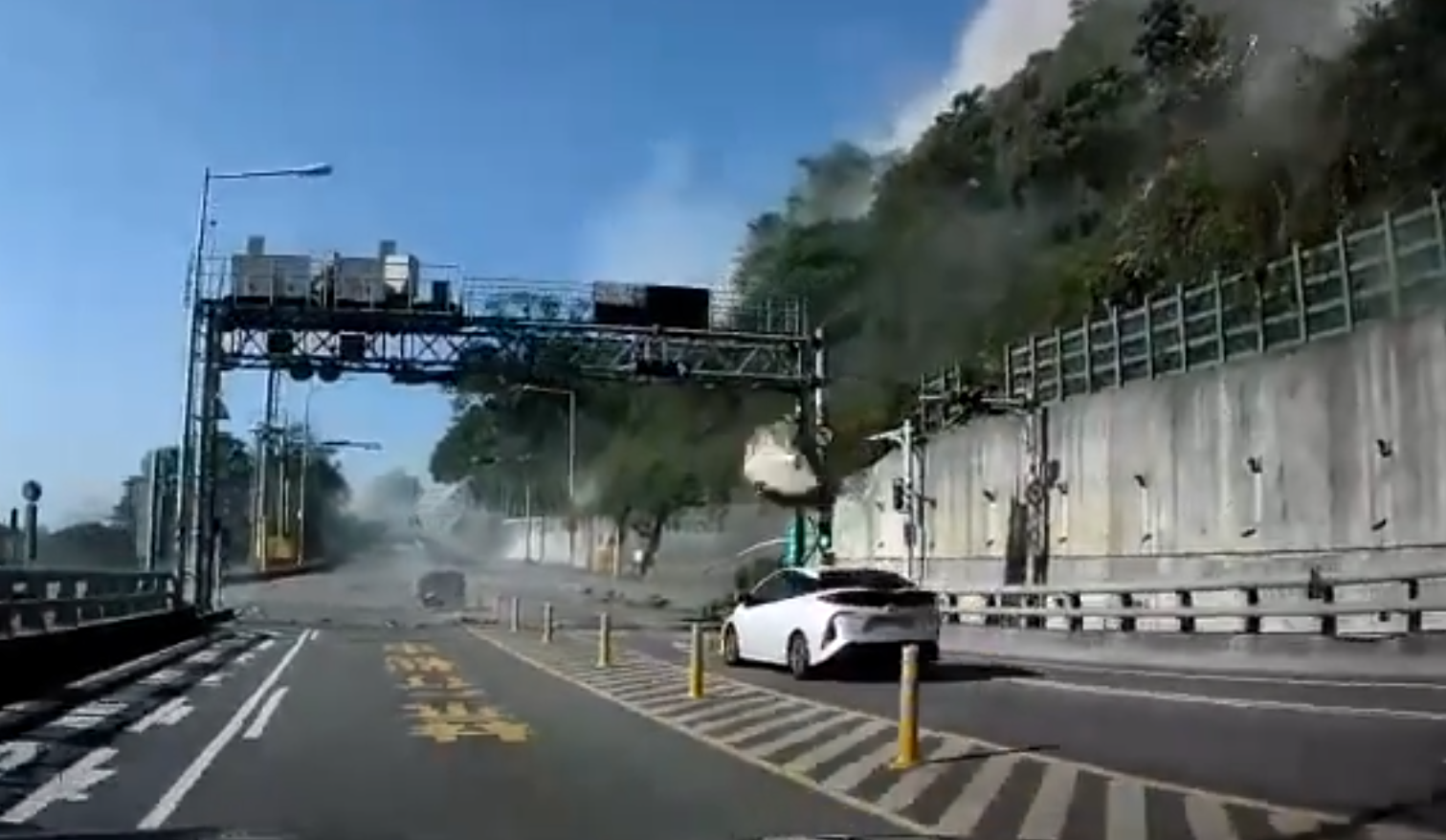 車Cam司機及後加速後退,成功閃避多塊石頭。