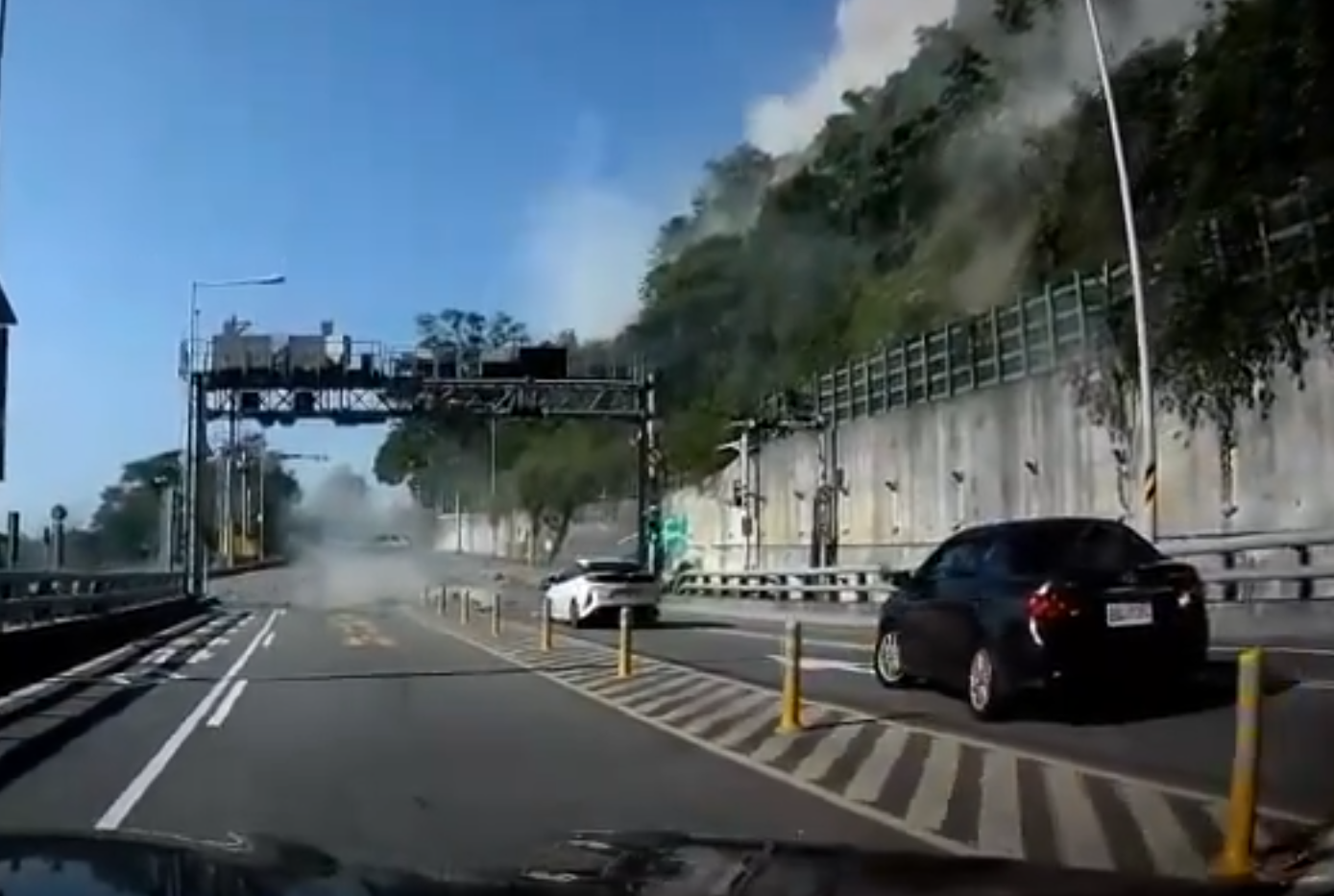 車Cam司機及後加速後退,成功閃避多塊石頭。