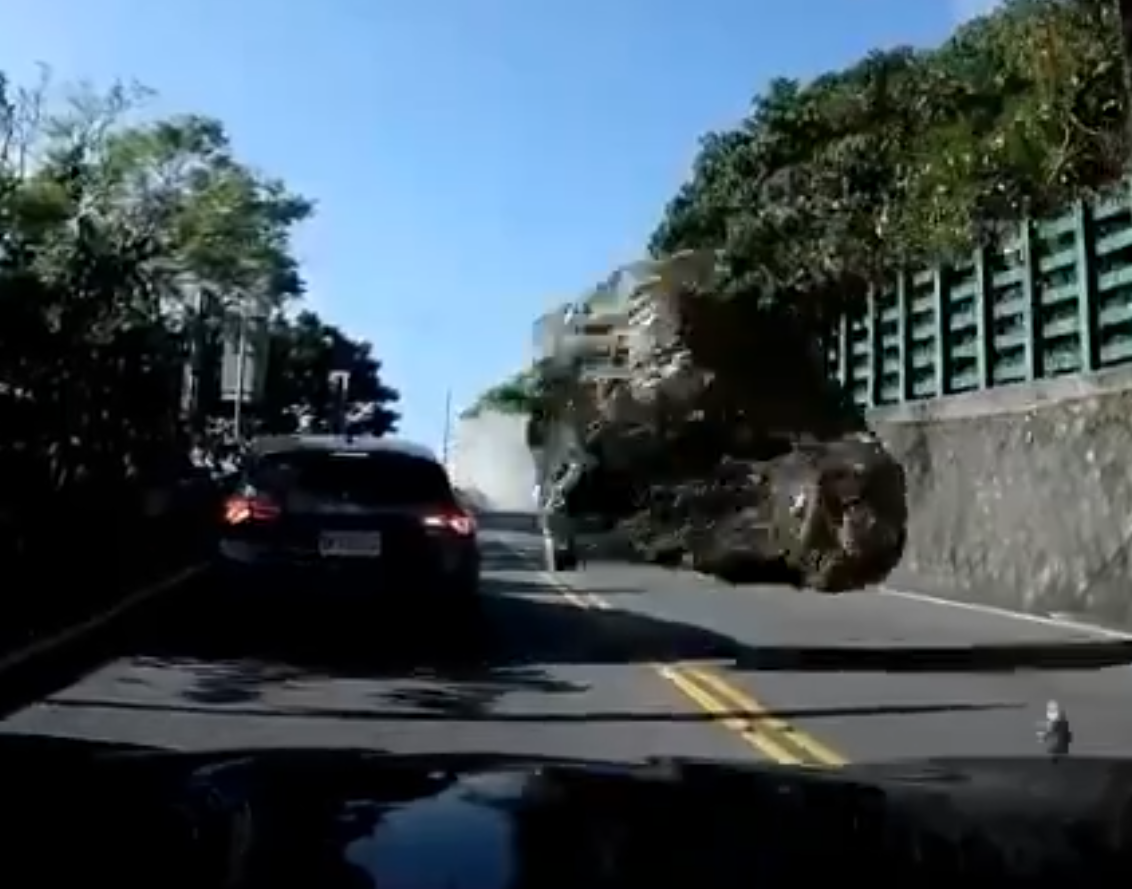 惟最終該車車尾被滾下的巨石砸中車尾