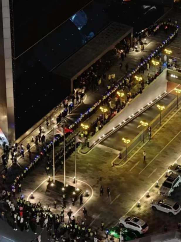 表演賽延期後,有球迷當晚衝擊酒店表不滿。(影片截圖)