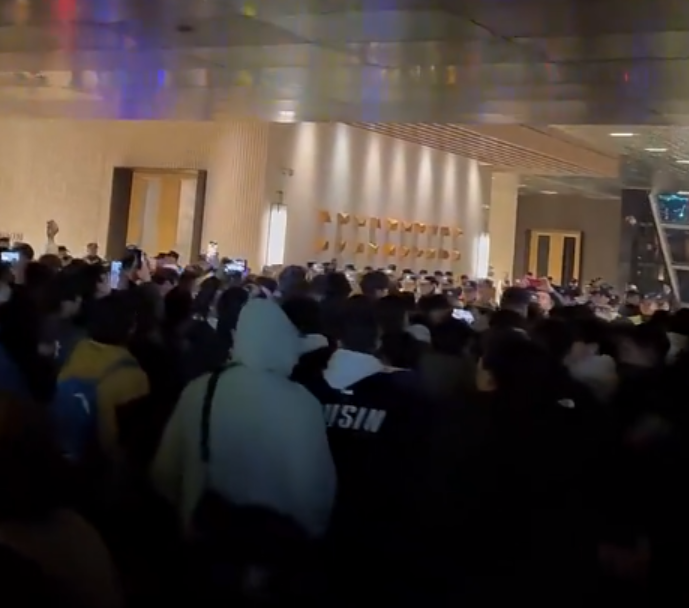 表演賽延期後,有球迷當晚衝擊酒店表不滿。(影片截圖)