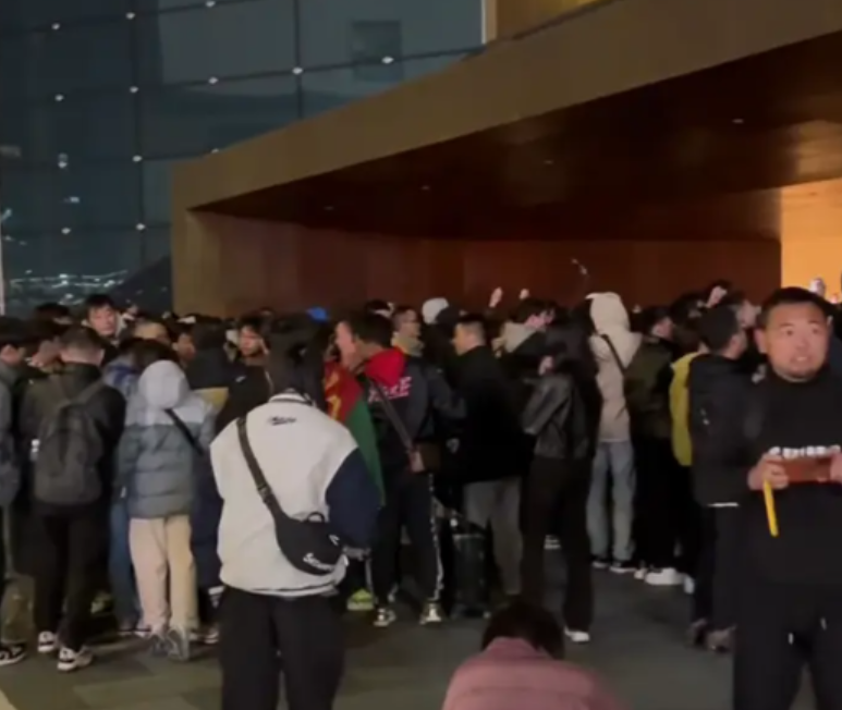 表演賽延期後,有球迷當晚衝擊酒店表不滿。(影片截圖)