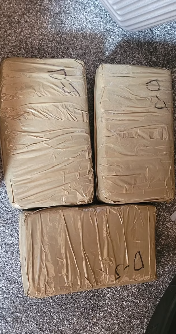 警方在屋內搜出大批現金及毒品。(互聯網)