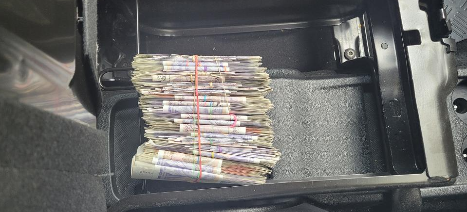 屋內合共藏有逾50萬英鎊現金,圖為其中一堆鈔票。(互聯網)