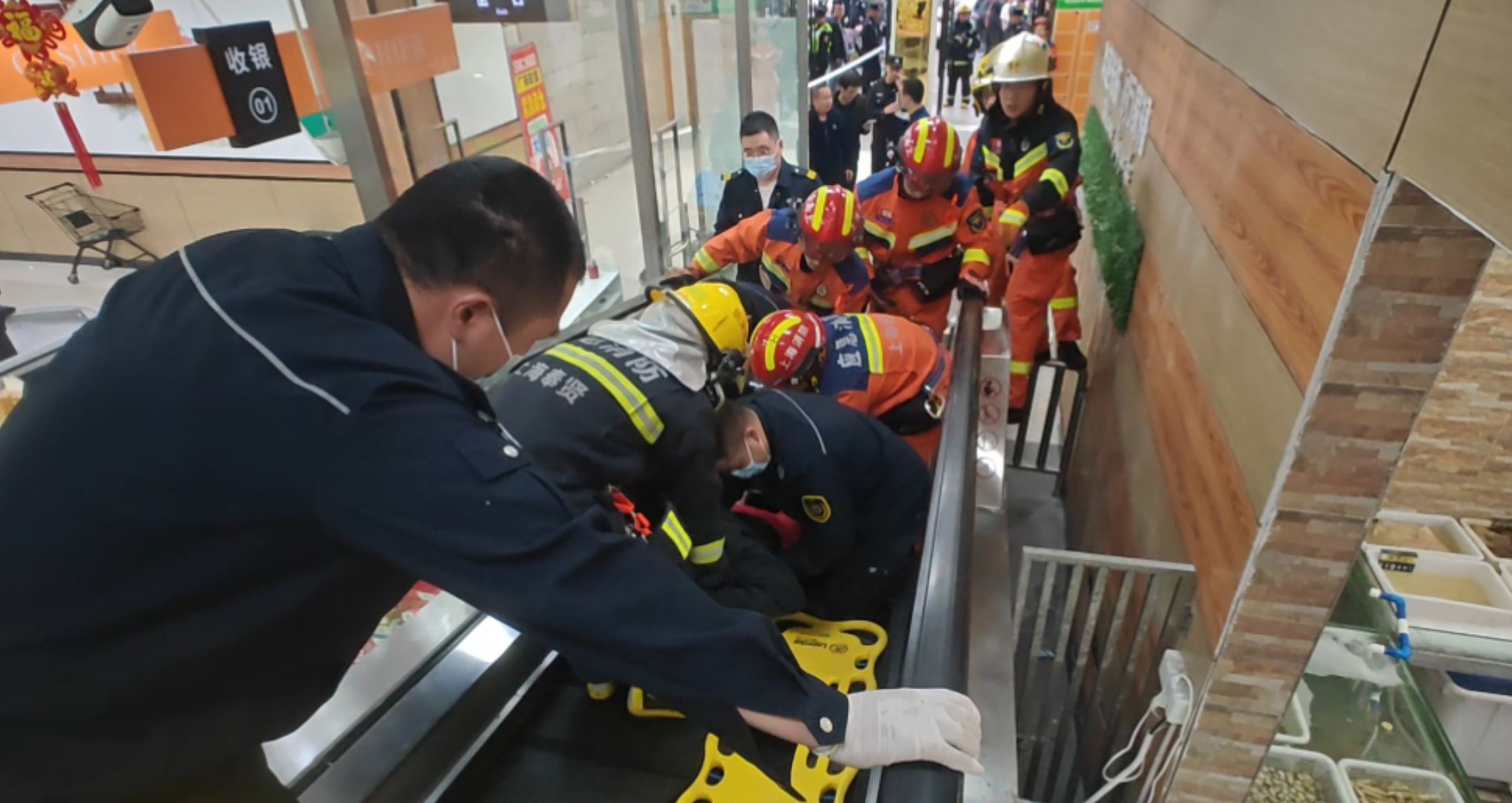 消防人員接報後15分鐘後到場,因扶梯內部結構複雜,經過30多分鐘救援,才能成功將女事主救出。(網上圖片)