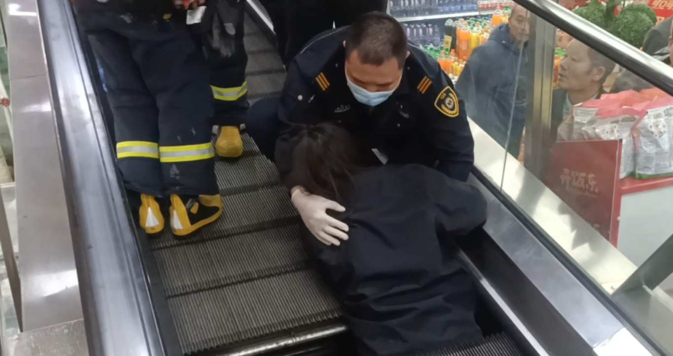 消防人員接報後15分鐘後到場,因扶梯內部結構複雜,經過30多分鐘救援,才能成功將女事主救出。(網上圖片)