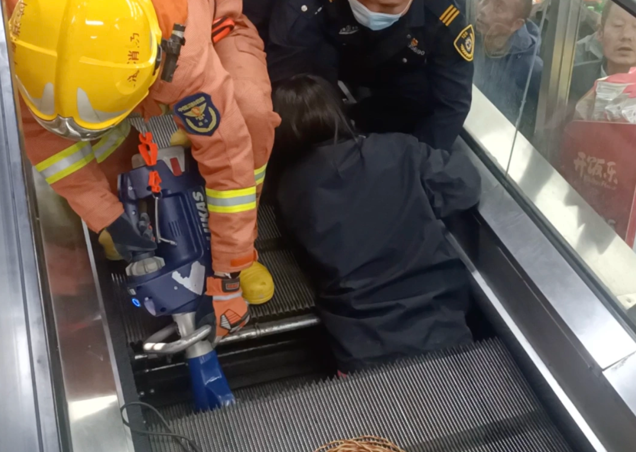 消防人員接報後15分鐘後到場,因扶梯內部結構複雜,經過30多分鐘救援,才能成功將女事主救出。(網上圖片)