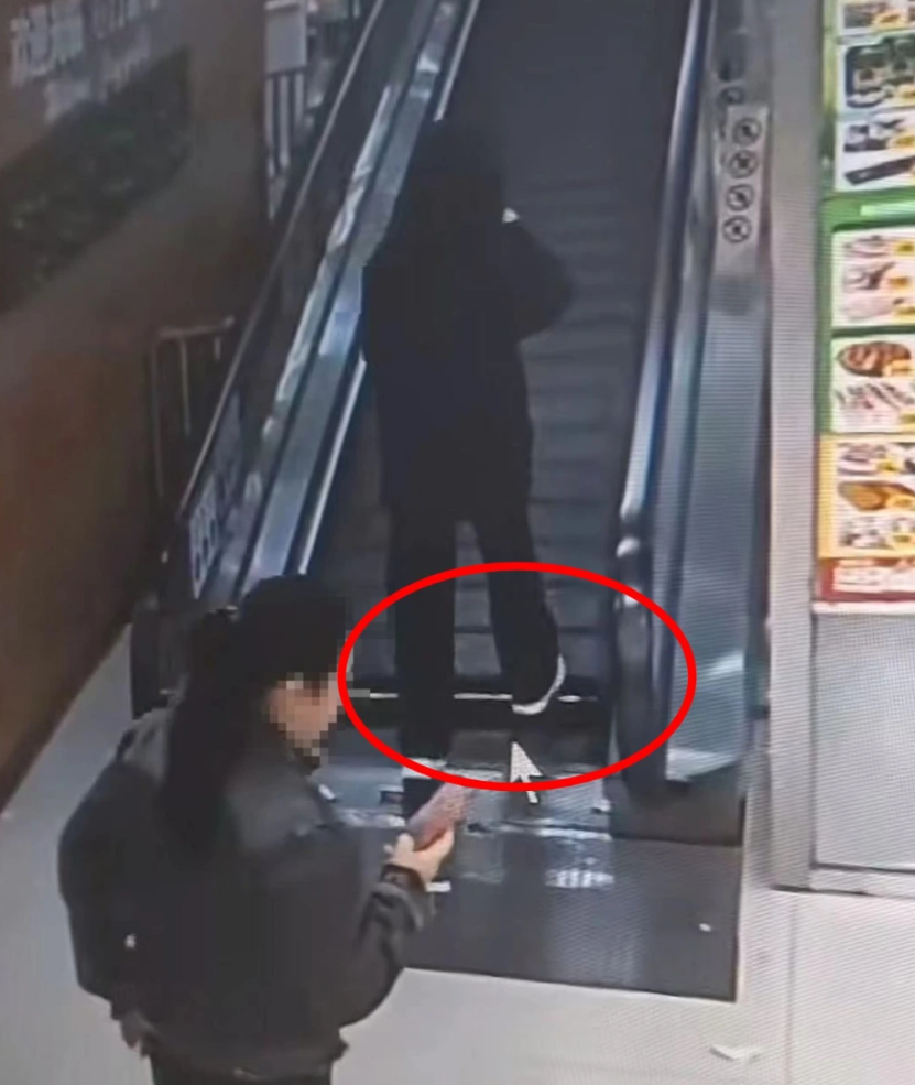 監視畫面顯示事主由自動扶梯上樓購物,涉事扶梯有一塊踏板「離奇消失」,她不幸地正好「踩空」,腿部隨即被捲入,電梯還繼續運行,有男職員見狀按下緊急煞停鈕,此時,女子腰部以下已被捲進扶梯。(影片截圖)