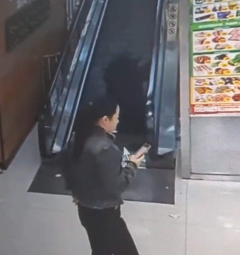監視畫面顯示事主由自動扶梯上樓購物,涉事扶梯有一塊踏板「離奇消失」,她不幸地正好「踩空」,腿部隨即被捲入,電梯還繼續運行,有男職員見狀按下緊急煞停鈕,此時,女子腰部以下已被捲進扶梯。(影片截圖)