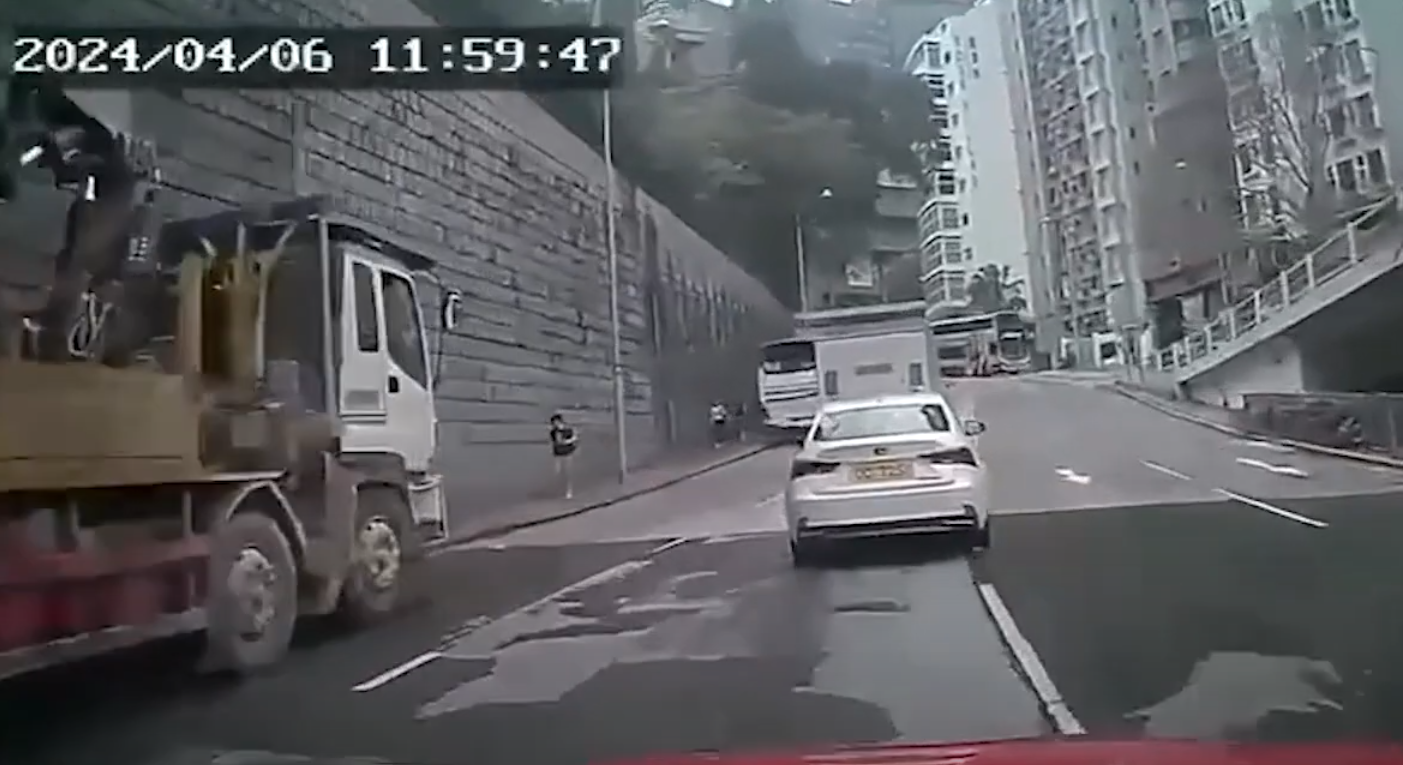 37B線城巴沿薄扶林道往西營盤方向落斜,駛至般咸道的支路天橋時疑「入錯線」,車長急忙扭軚向右邊返回薄扶林道行車線,惟撞向路中安全島及路標後,連切兩線再撼向迎面駛至的士。(影片截圖)