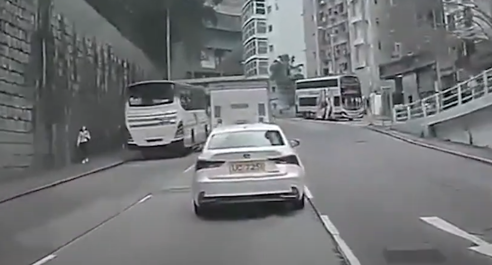 37B線城巴沿薄扶林道往西營盤方向落斜,駛至般咸道的支路天橋時疑「入錯線」,車長急忙扭軚向右邊返回薄扶林道行車線,惟撞向路中安全島及路標後,連切兩線再撼向迎面駛至的士。(影片截圖)