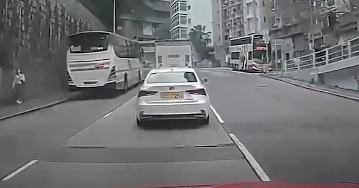 37B線城巴沿薄扶林道往西營盤方向落斜,駛至般咸道的支路天橋時疑「入錯線」,車長急忙扭軚向右邊返回薄扶林道行車線,惟撞向路中安全島及路標後,連切兩線再撼向迎面駛至的士。(影片截圖)