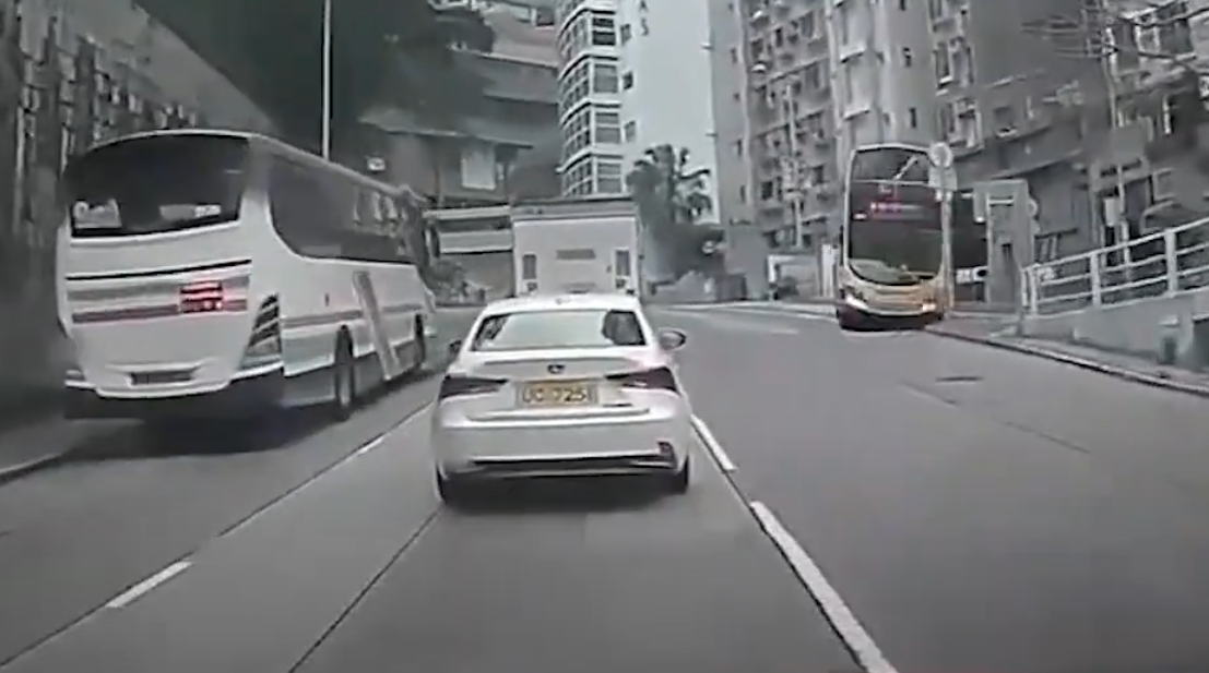 37B線城巴沿薄扶林道往西營盤方向落斜,駛至般咸道的支路天橋時疑「入錯線」,車長急忙扭軚向右邊返回薄扶林道行車線,惟撞向路中安全島及路標後,連切兩線再撼向迎面駛至的士。(影片截圖)