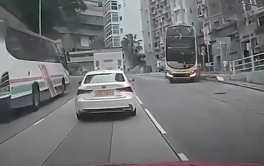 37B線城巴沿薄扶林道往西營盤方向落斜,駛至般咸道的支路天橋時疑「入錯線」,車長急忙扭軚向右邊返回薄扶林道行車線,惟撞向路中安全島及路標後,連切兩線再撼向迎面駛至的士。(影片截圖)