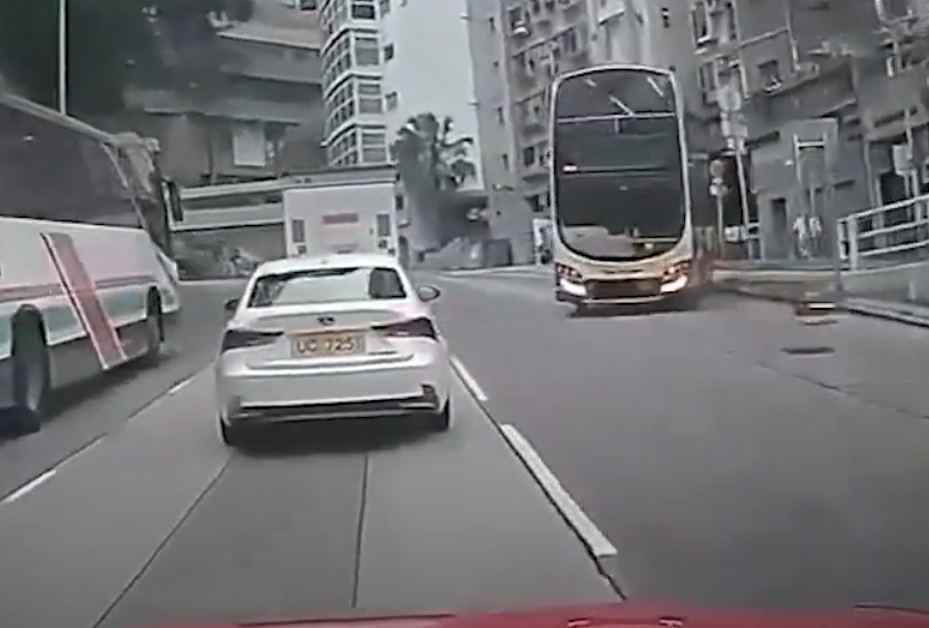 37B線城巴沿薄扶林道往西營盤方向落斜,駛至般咸道的支路天橋時疑「入錯線」,車長急忙扭軚向右邊返回薄扶林道行車線,惟撞向路中安全島及路標後,連切兩線再撼向迎面駛至的士。(影片截圖)