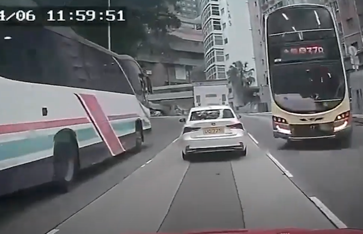 37B線城巴沿薄扶林道往西營盤方向落斜,駛至般咸道的支路天橋時疑「入錯線」,車長急忙扭軚向右邊返回薄扶林道行車線,惟撞向路中安全島及路標後,連切兩線再撼向迎面駛至的士。(影片截圖)