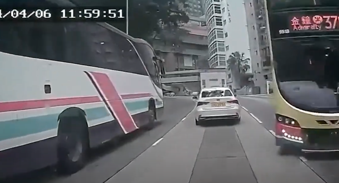 37B線城巴沿薄扶林道往西營盤方向落斜,駛至般咸道的支路天橋時疑「入錯線」,車長急忙扭軚向右邊返回薄扶林道行車線,惟撞向路中安全島及路標後,連切兩線再撼向迎面駛至的士。(影片截圖)