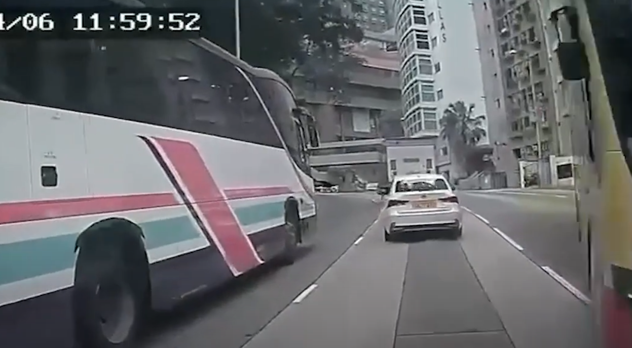 37B線城巴沿薄扶林道往西營盤方向落斜,駛至般咸道的支路天橋時疑「入錯線」,車長急忙扭軚向右邊返回薄扶林道行車線,惟撞向路中安全島及路標後,連切兩線再撼向迎面駛至的士。(影片截圖)