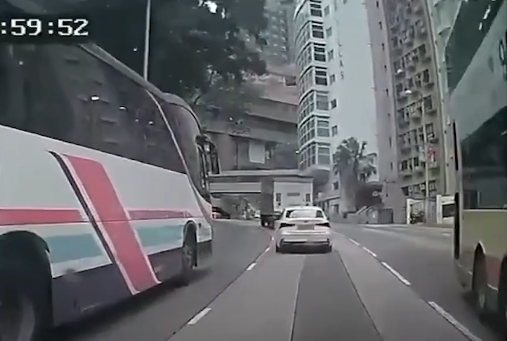 37B線城巴沿薄扶林道往西營盤方向落斜,駛至般咸道的支路天橋時疑「入錯線」,車長急忙扭軚向右邊返回薄扶林道行車線,惟撞向路中安全島及路標後,連切兩線再撼向迎面駛至的士。(影片截圖)