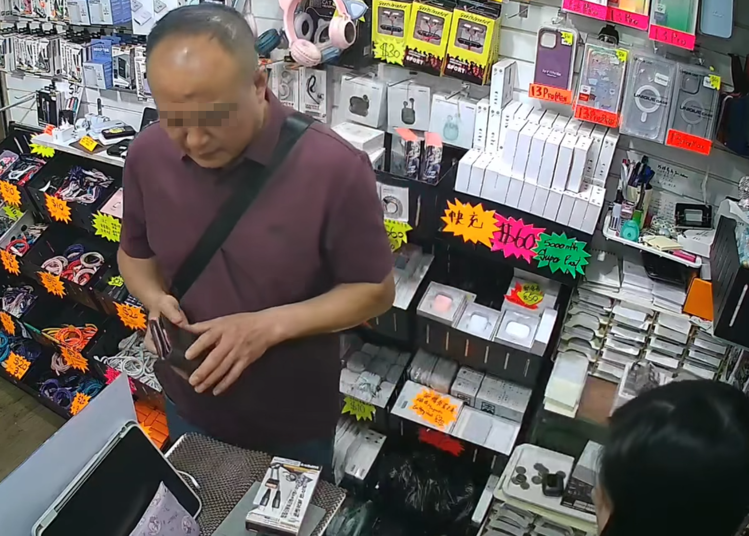 天眼影片顯示當日下午4時許,當時店內只有一名年輕女店員,該名半光頭男子在近門口位置挑選了一款約數十元的充電線,並以一張1,000元鈔票要求找贖,期間以普通話不斷叫女店員「便宜點」但被拒絕