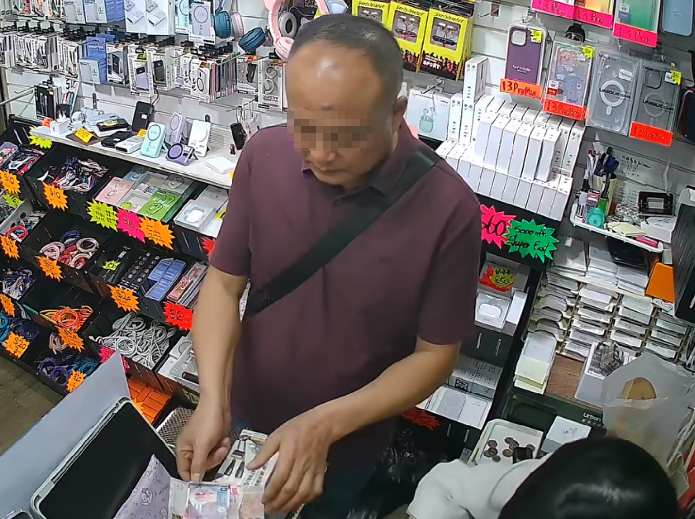 職員隨後將約900元找續交予男子手上,男子將紙幣攤開在對方面前點算