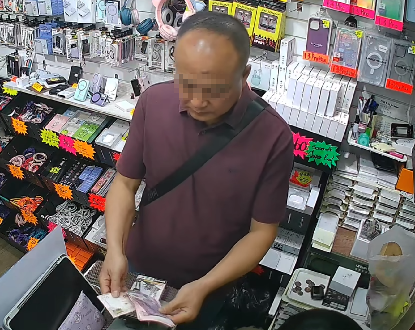 職員隨後將約900元找續交予男子手上,男子將紙幣攤開在對方面前點算