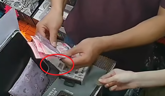 他突然開始議價,同時右手偷偷有所動作,疑將最底部的500元紙幣偷偷對摺,藏在掌心偷走。