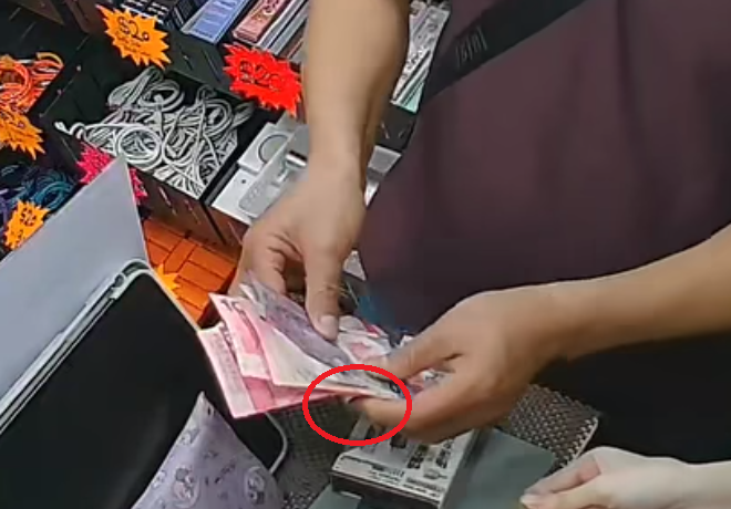 他突然開始議價,同時右手偷偷有所動作,疑將最底部的500元紙幣偷偷對摺,藏在掌心偷走。
