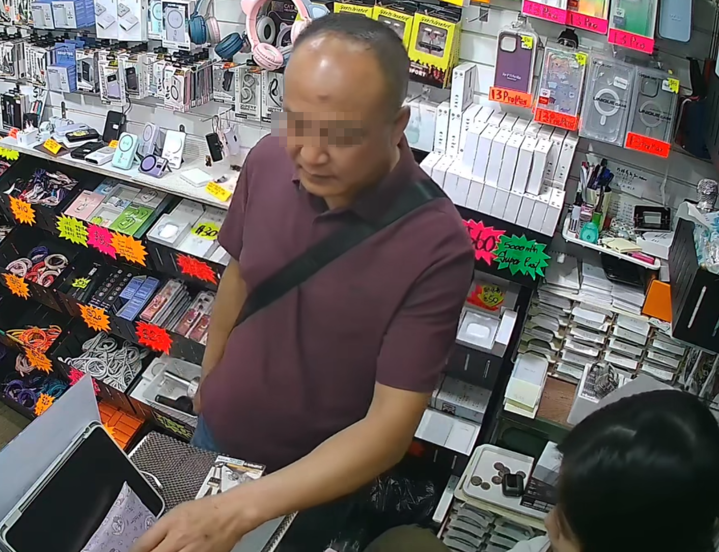 之後他突稱價錢太貴不買貨品,將手中餘下的款項退還給女職員,再取回原先支付的千元鈔票,女店員不虞有詐未有點算款額。男子收到後,連同藏在掌心的500元紙幣一同放入褲內,之後走向店舖門口假意查詢其他貨品,此時女店員仍然不以為意,離開收銀處繼續招呼他