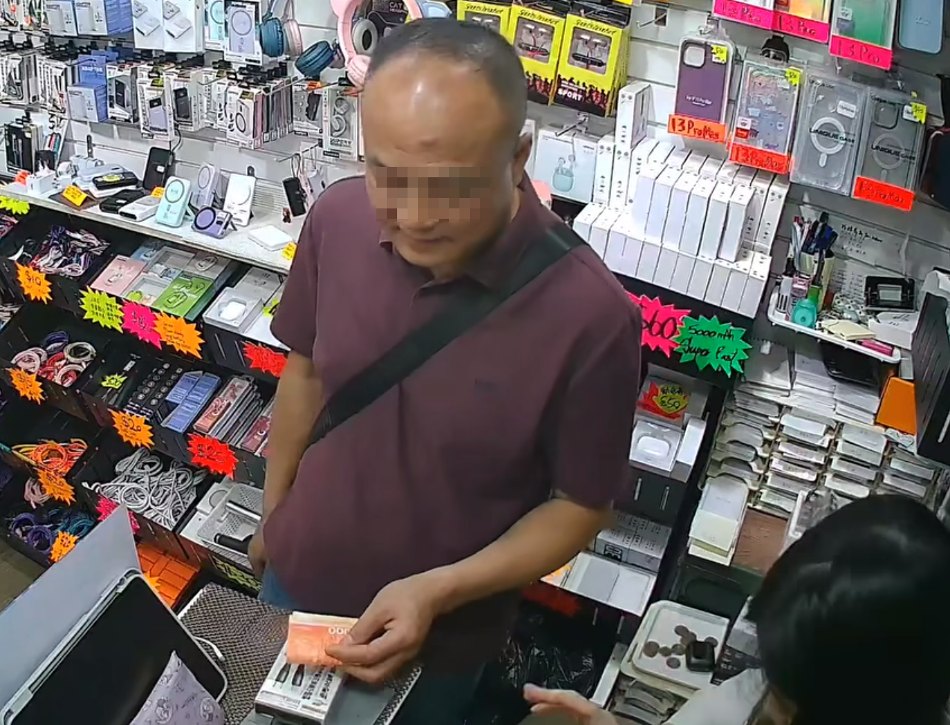 之後他突稱價錢太貴不買貨品,將手中餘下的款項退還給女職員,再取回原先支付的千元鈔票,女店員不虞有詐未有點算款額。男子收到後,連同藏在掌心的500元紙幣一同放入褲內,之後走向店舖門口假意查詢其他貨品,此時女店員仍然不以為意,離開收銀處繼續招呼他