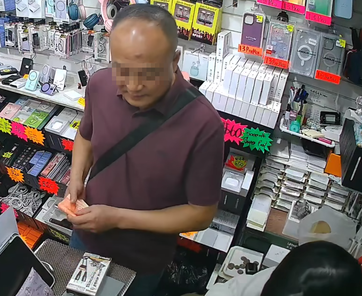 之後他突稱價錢太貴不買貨品,將手中餘下的款項退還給女職員,再取回原先支付的千元鈔票,女店員不虞有詐未有點算款額。男子收到後,連同藏在掌心的500元紙幣一同放入褲內,之後走向店舖門口假意查詢其他貨品,此時女店員仍然不以為意,離開收銀處繼續招呼他