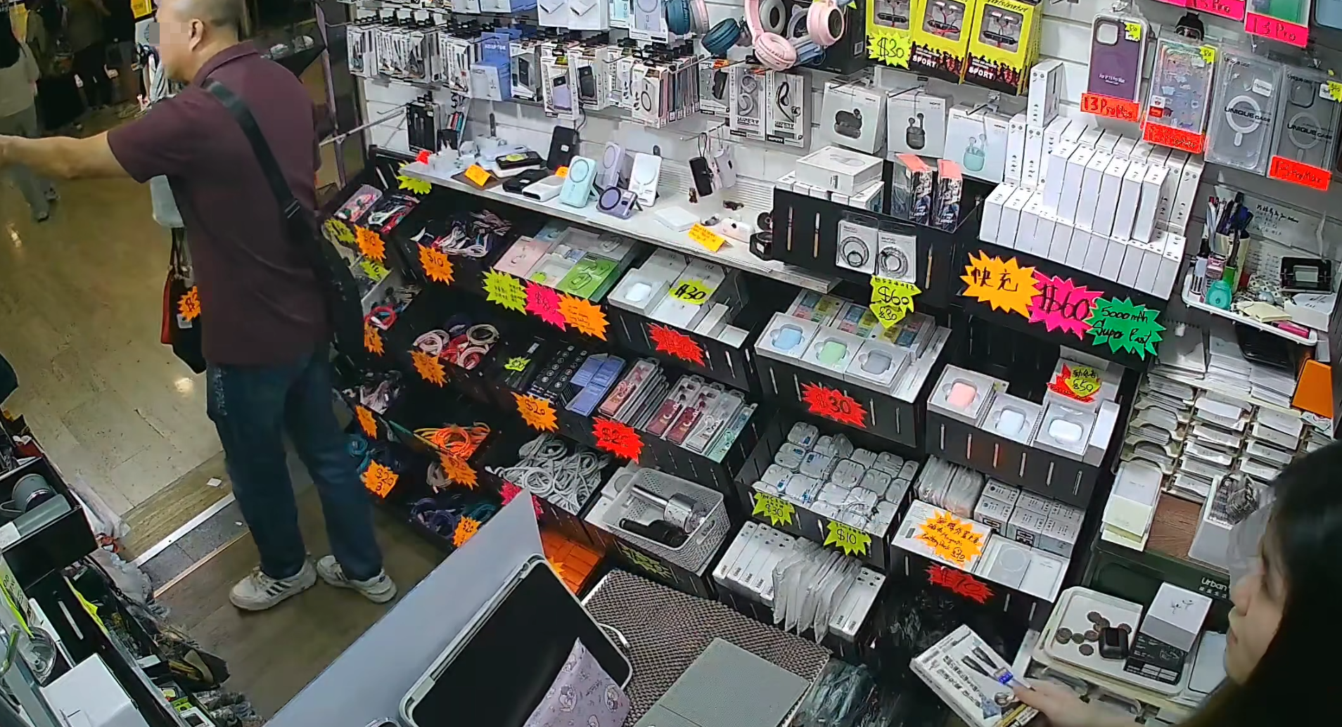 之後他突稱價錢太貴不買貨品,將手中餘下的款項退還給女職員,再取回原先支付的千元鈔票,女店員不虞有詐未有點算款額。男子收到後,連同藏在掌心的500元紙幣一同放入褲內,之後走向店舖門口假意查詢其他貨品,此時女店員仍然不以為意,離開收銀處繼續招呼他