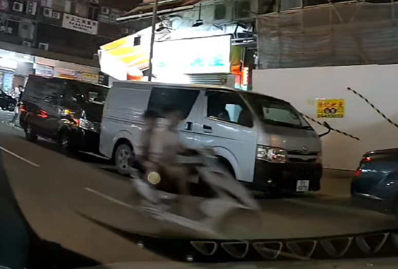 另一條短片則顯示拍攝時間為同晚8時32分,白衣少年駕駛「綿羊仔」由教育路往仁樂坊行駛。期間「車Cam」車主目睹少年駕車迎面而至,並在「車Cam」車主座駕的旁邊駛過,幸後者及時煞車而未有釀成意外。