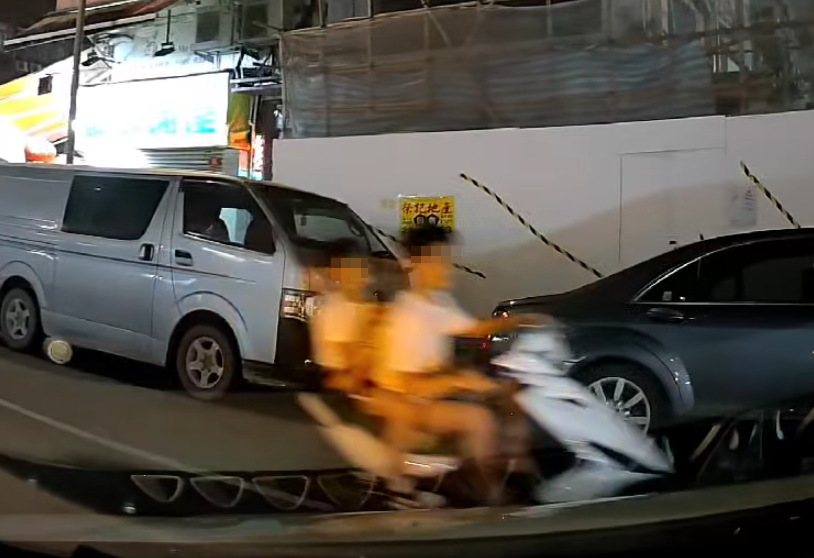 另一條短片則顯示拍攝時間為同晚8時32分,白衣少年駕駛「綿羊仔」由教育路往仁樂坊行駛。期間「車Cam」車主目睹少年駕車迎面而至,並在「車Cam」車主座駕的旁邊駛過,幸後者及時煞車而未有釀成意外。