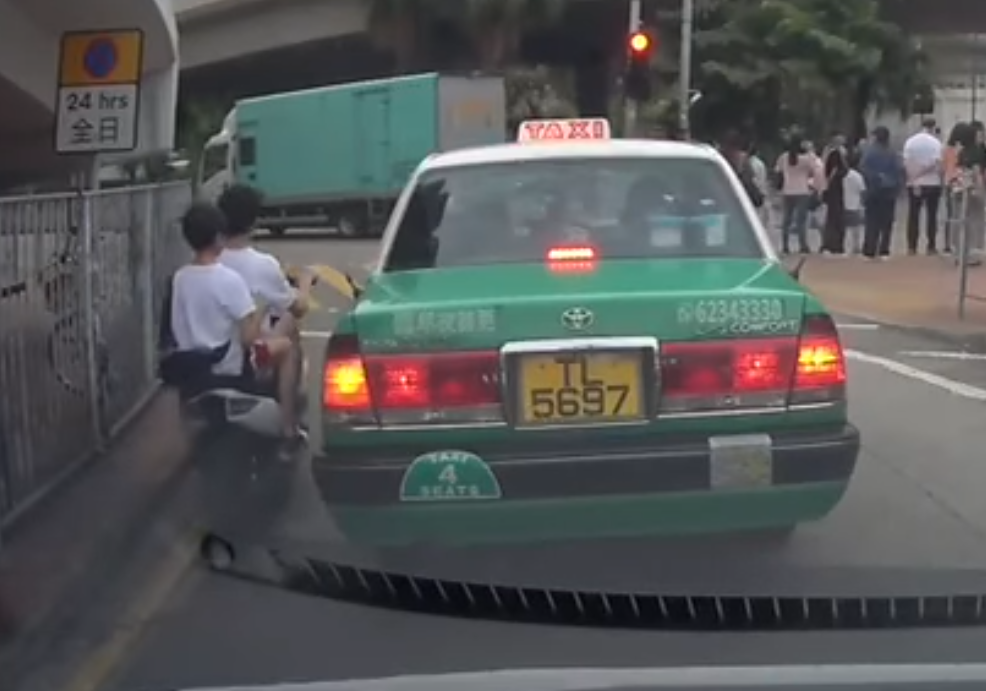 上周五的其中一條影片,拍攝時間為同日下午5時39分,在元朗青山公路元朗段往安樂路方向,一名身穿白衣、戴耳機及沒有戴上頭盔的少年駕駛沒有車牌的「綿羊仔」電單車,身後搭載另一沒戴頭盔的少年,期間「綿羊仔」至少攝兩次車罅,並在車與路邊欄杆之間的狹窄空隙行駛,其後更衝越紅燈。