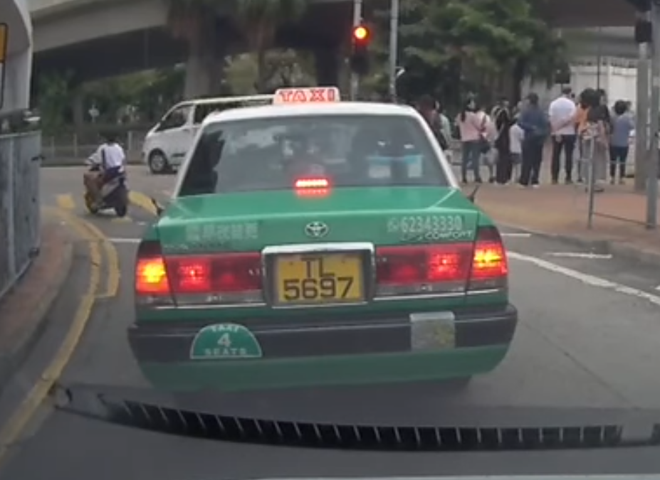 上周五的其中一條影片,拍攝時間為同日下午5時39分,在元朗青山公路元朗段往安樂路方向,一名身穿白衣、戴耳機及沒有戴上頭盔的少年駕駛沒有車牌的「綿羊仔」電單車,身後搭載另一沒戴頭盔的少年,期間「綿羊仔」至少攝兩次車罅,並在車與路邊欄杆之間的狹窄空隙行駛,其後更衝越紅燈。