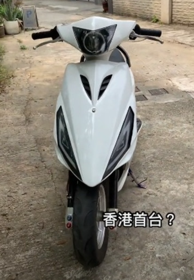 懷疑是駕駛「綿羊仔」的少年似乎未驚過,上周六晚更在社交平台轉載了相關報道回應事件,還寫下「你覺得我會怕嗎?」。他又上載該輛綿羊仔的影片,形容為「香港首台?」。該輛綿羊仔被拍攝的地點疑在村屋附近。