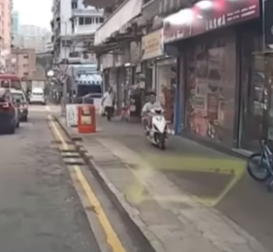 至上周六晚上再有片段流出,男童又駕駛同一部綿羊仔載人逆駕駛進入水車館街,更剷上行人路,放下同伴後離去。