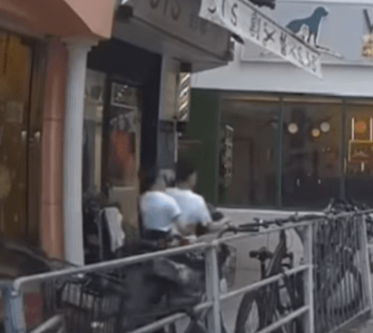 至上周六晚上再有片段流出,男童又駕駛同一部綿羊仔載人逆駕駛進入水車館街,更剷上行人路,放下同伴後離去。