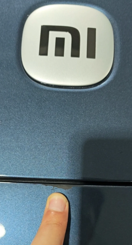 小米SU7|有網民稱收車時發現座駕掉漆,但小米拒換新車。(互聯網)