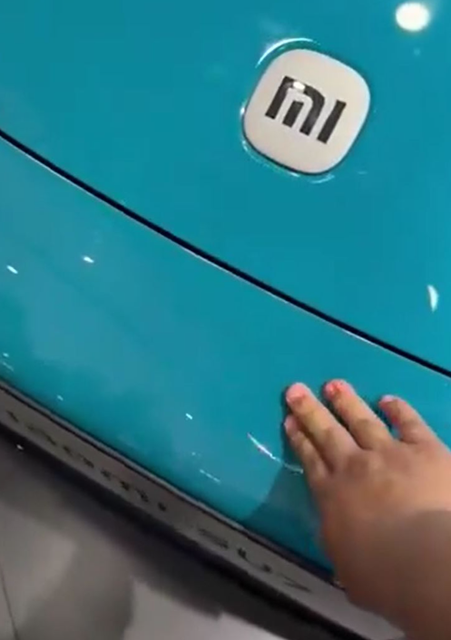 小米SU7|有網民稱小米SU7車頭具彈性。(互聯網)