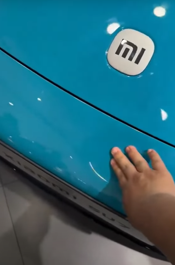 小米SU7|有網民稱小米SU7車頭具彈性。(互聯網)