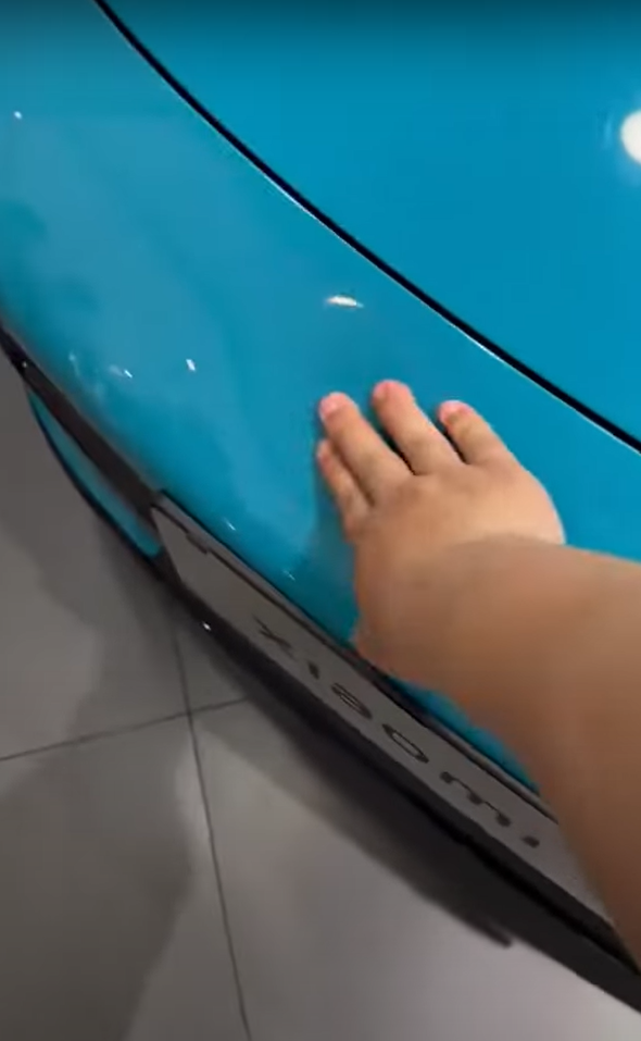 小米SU7|有網民稱小米SU7車頭具彈性。(互聯網)