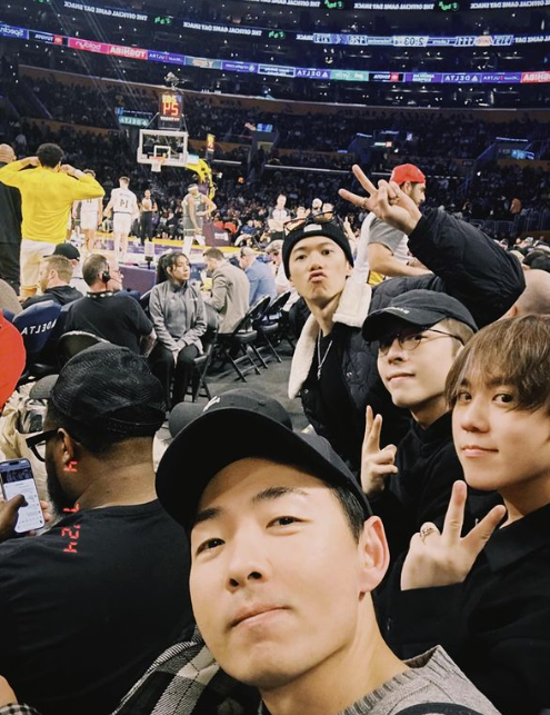 MIRROR三子姜濤、Edan和Stanley聯同經常合作的Terry徐浩齊齊入場睇NBA球賽。