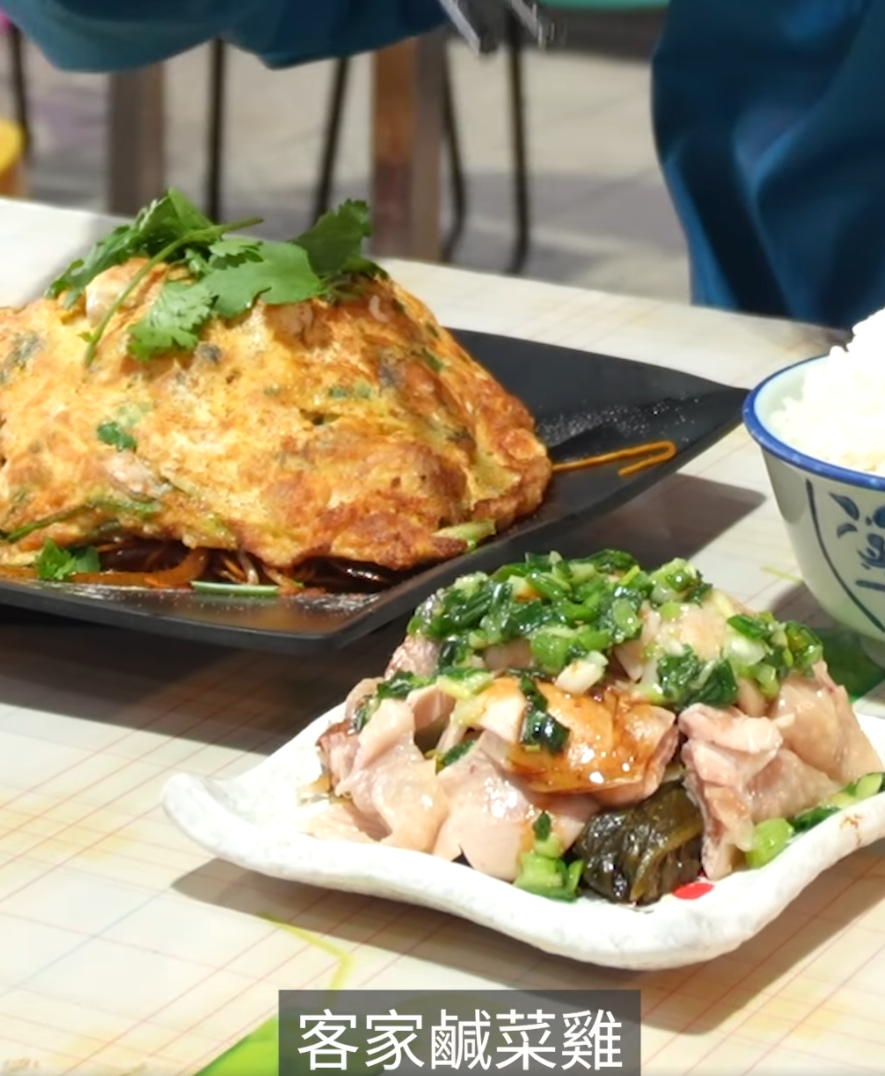 鄧炳強特別推介三款名列沙頭角十大美食榜的美食,均是於沙頭角熟食中心。(影片截圖)