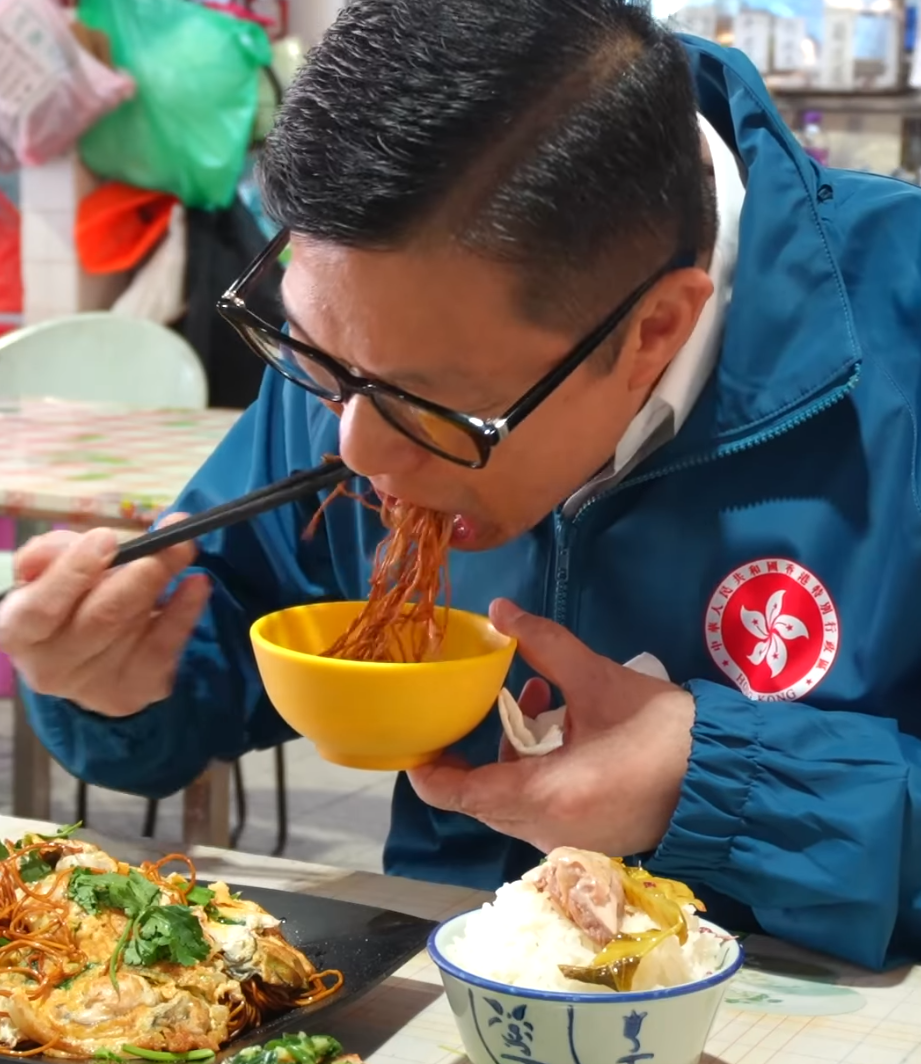 鄧炳強特別推介三款名列沙頭角十大美食榜的美食,均是於沙頭角熟食中心。(影片截圖)
